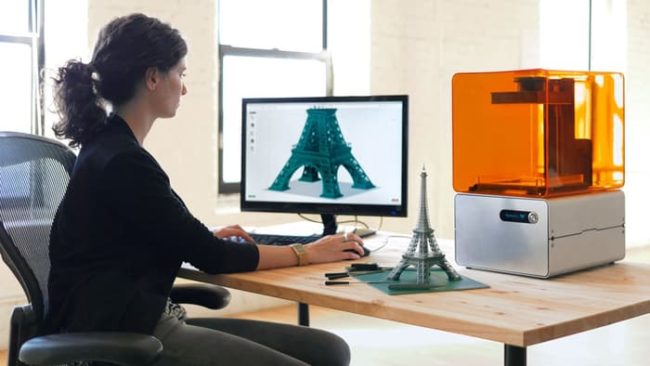 Designer executando serviço de impressão 3d