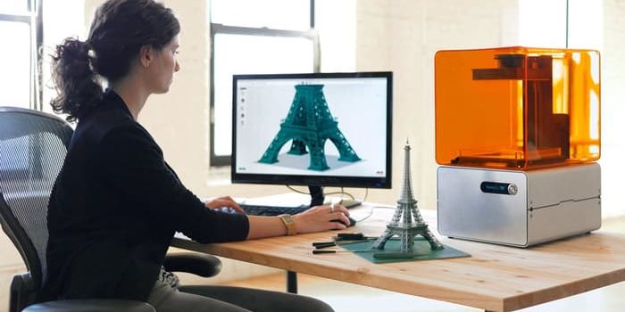 Designer executando serviço de impressão 3d