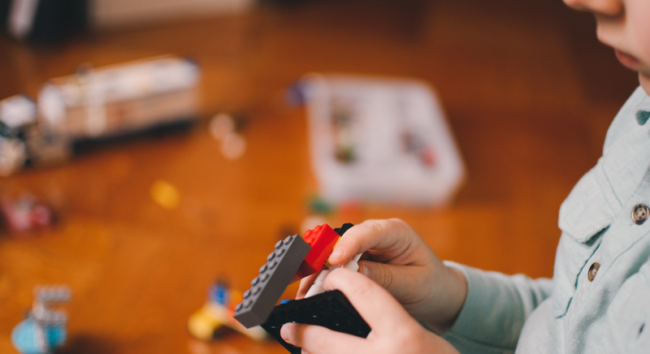 pessoa criando um protótipo com peças de lego