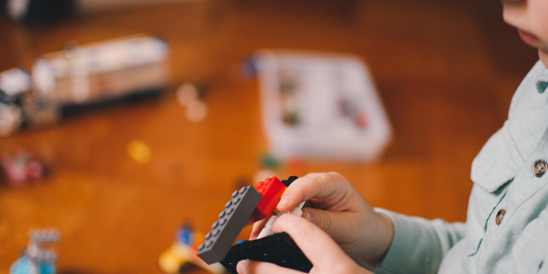 pessoa criando um protótipo com peças de lego