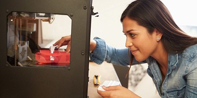 impressao-3d-beneficiar-empreendedores-impressora-empreendedora mulher empreendedora utilizando a impressao 3d