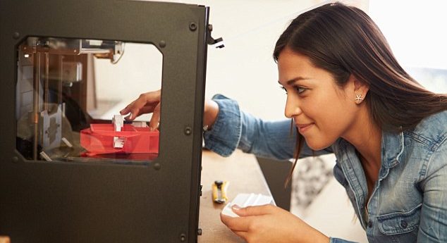 mulher empreendedora utilizando a impressao 3d