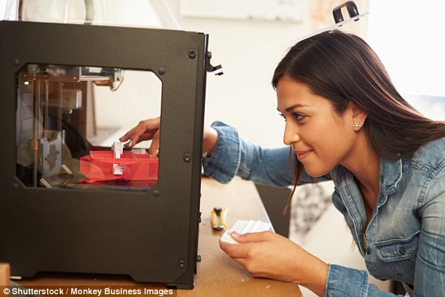 mulher empreendedora utilizando a impressao 3d