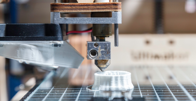 transformacao digital na impressao 3d com uma impressora criando um objeto branco com PLA