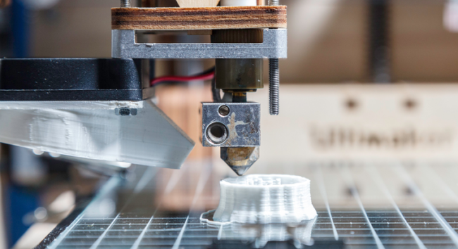 transformacao digital na impressao 3d com uma impressora criando um objeto branco com PLA