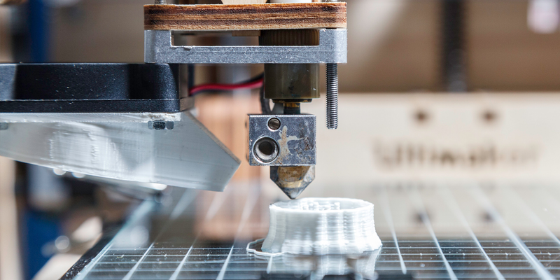 transformacao digital na impressao 3d com uma impressora criando um objeto branco com PLA