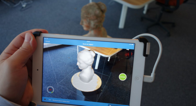 dispositivo realizando escaneamento 3d por fotografia