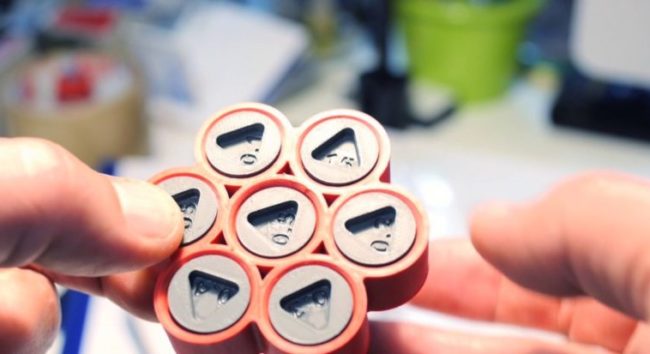 material impresso em 3d segurado pelas mãos de uma pessoa em um dos canais criativos do youtube