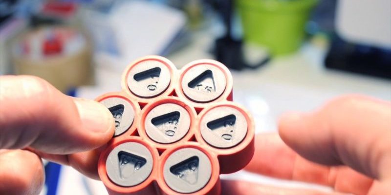 material impresso em 3d segurado pelas mãos de uma pessoa em um dos canais criativos do youtube