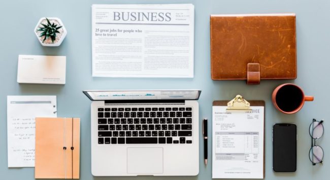 vista de uma mesa de trabalho organizando como fazer um orçamento em impressão 3d