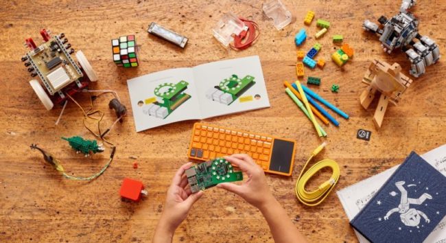 pessoa fazendo um projeto diy que aprendeu no site instructables