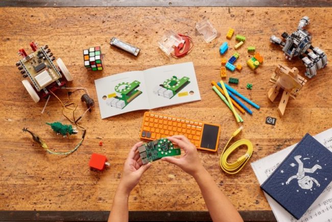 pessoa fazendo um projeto diy que aprendeu no site instructables