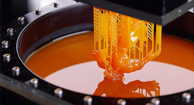 impressão 3d em resina feita com material laranja