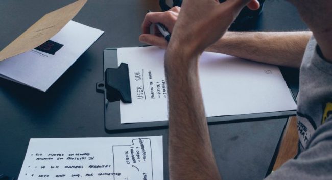 pessoa fazendo anotações ao criar um produto