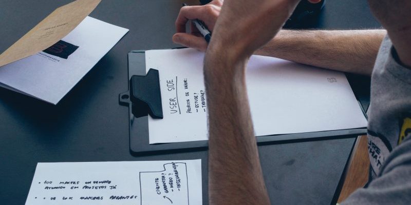 criar-um-produto pessoa fazendo anotações ao criar um produto