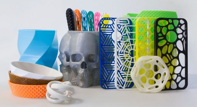 vários produtos coloridos impressos em 3D