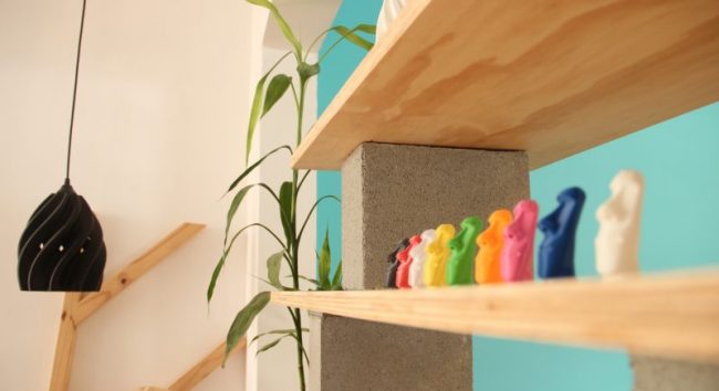 estante da produteca que mostra que você pode criar produtos promocionais super coloridos