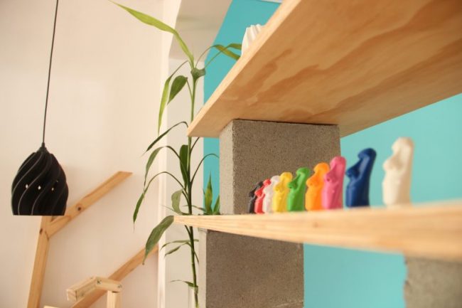 estante da produteca que mostra que você pode criar produtos promocionais super coloridos