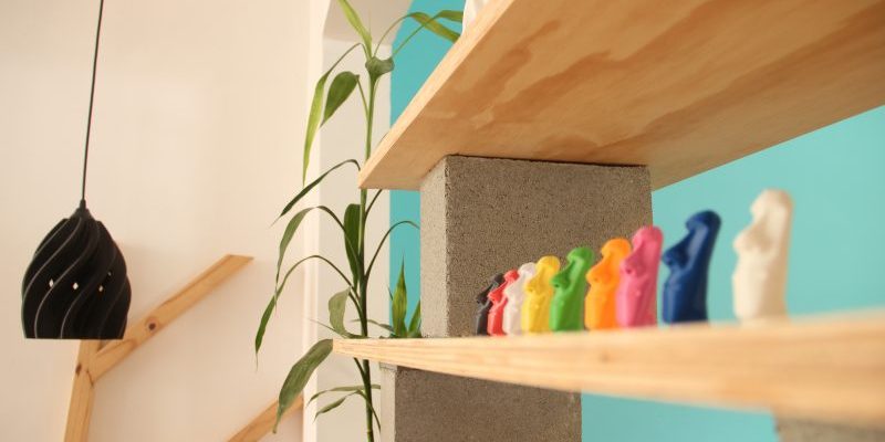 criar-produtos-promocionais estante da produteca que mostra que você pode criar produtos promocionais super coloridos