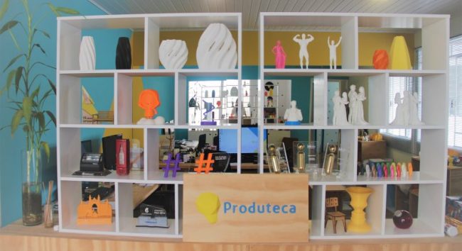 estante da produteca com alguns dos troféus e brindes produzidos