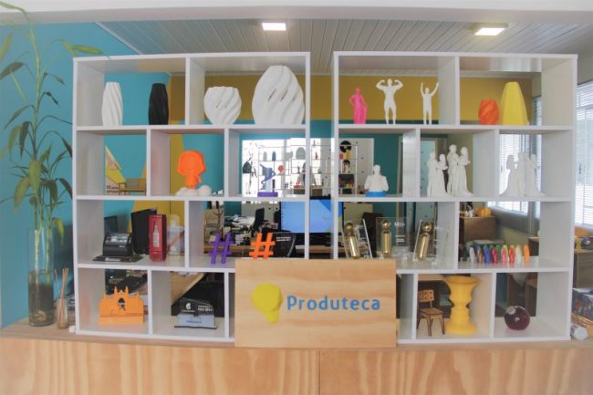 estante da produteca com alguns dos troféus e brindes produzidos