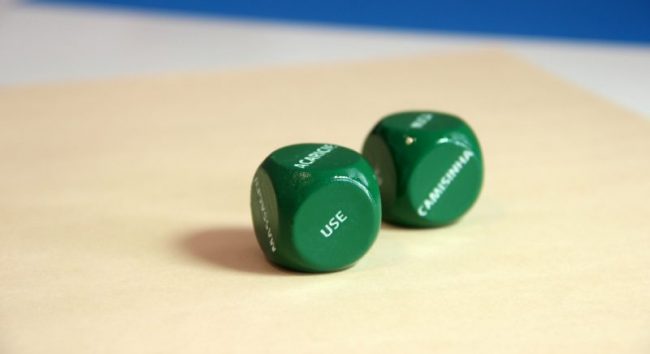 dois dados na cor verde escrito use camisinha entre os 5 projetos criativos feitos com impressão 3D