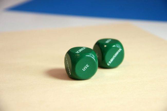 dois dados na cor verde escrito use camisinha entre os 5 projetos criativos feitos com impressão 3D