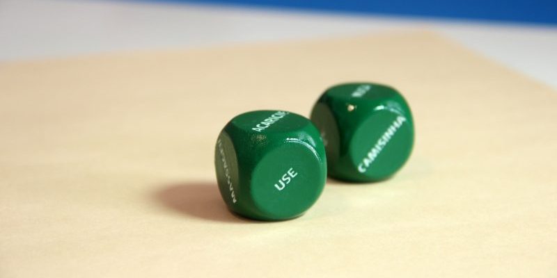 dados-viciados-unimed dois dados na cor verde escrito use camisinha entre os 5 projetos criativos feitos com impressão 3D