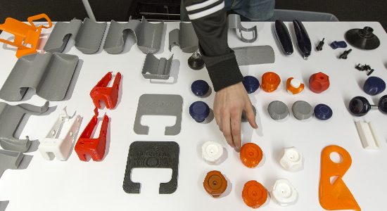 pessoas com peças para criar um protótipo