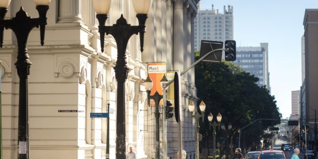 fachada_de_um_predio_no_centro_de_curitiba