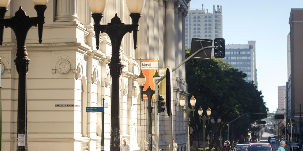 fachada_de_um_predio_no_centro_de_curitiba fachada_de_um_predio_no_centro_de_curitiba