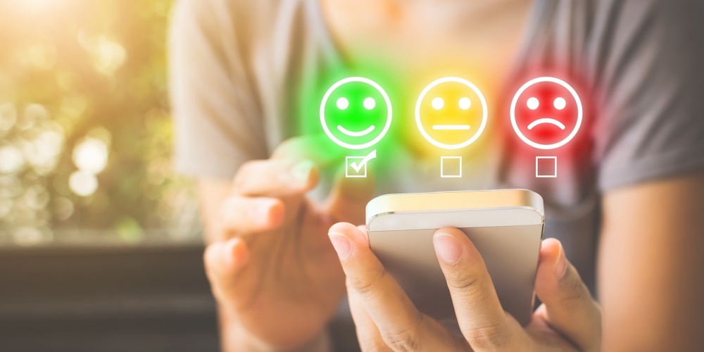 pessoa_no_celular_ilustracao_de_emojis_com_reacoes_de_satisfacao