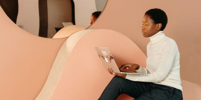 profissional_no_notebook_fundo_rosa