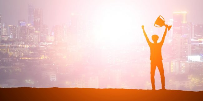 silhueta_de_pessoa_levantando_trofeu