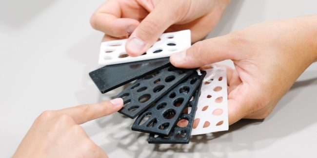 Cliente escolhendo material para impressão 3D