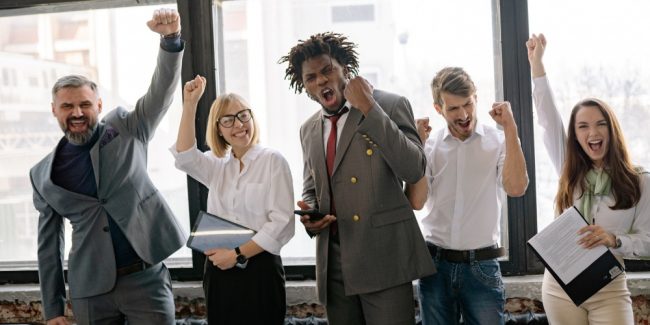 Equipe feliz comemorando no ambiente de trabalho
