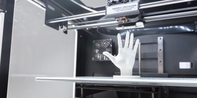 Impressora 3D imprimindo mão