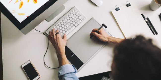 Designer utilizando mesa digitalizadora