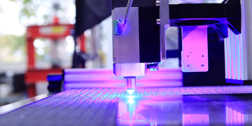 Impressora realizando inscrição em material 3D