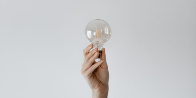 Pessoa segurando uma lâmpada