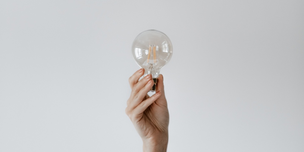 pessoa_segurando_uma_lampada Pessoa segurando uma lâmpada