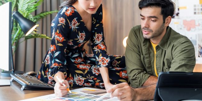 Dois designers de produto conversando no escritório