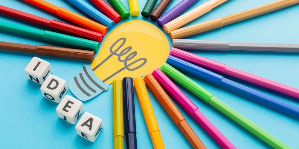Paralavra idea, lâmpada e canetinhas coloridas