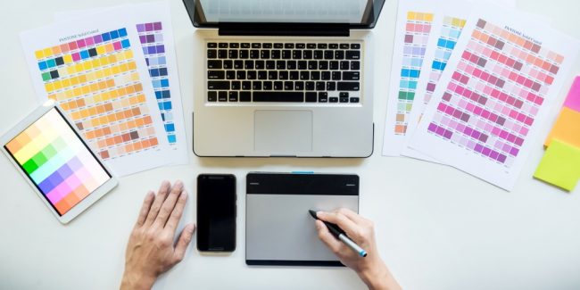 Tipos de design - visão de cima da mesa de trabalho de um designer