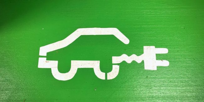 Economia circular - ilustração de carro com tomada