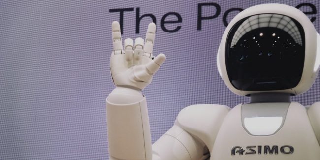 tendências tecnológicas - robô acenando