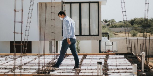 Impressão 3D na construção civil - profissional analisando obra