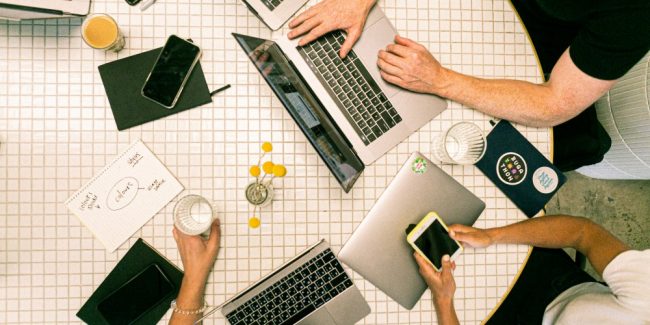 Transformação digital - pessoas em reunião