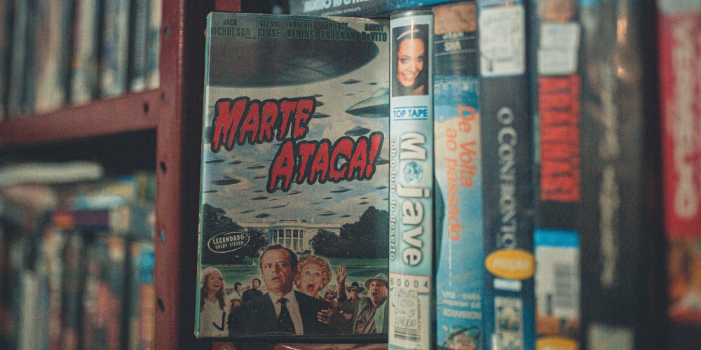 estante_com_filmes_em_fita_VHS Impressão 3D no cinema - Estante com filmes em fita VHS